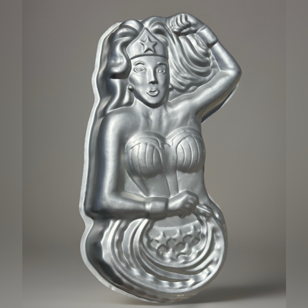 VTG 1978 Wilton Wonder Woman Aluminum Cake Pan Baking Mold #502-7679 DC Comics